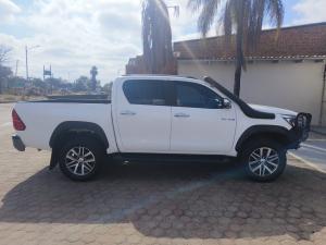 Toyota Hilux 2.8GD-6 double cab 4x4 Legend 50 - Image 3