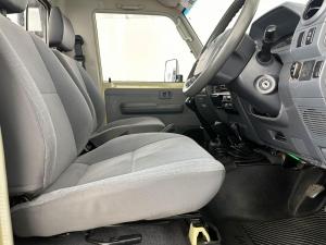 Toyota Land Cruiser 79 4.5DS/C - Image 20