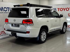 Toyota Land Cruiser 200 4.5D-4D V8 VX-R - Image 2