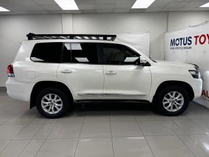 Toyota Land Cruiser 200 4.5D-4D V8 VX-R - Image 3