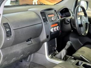 Nissan Navara 2.5dCi double cab 4x4 Safari auto - Image 16