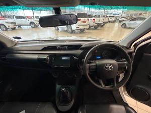 Toyota Hilux 2.0 (aircon) - Image 6