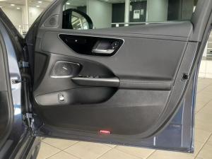 Mercedes-Benz C-Class C200 Avantgarde - Image 9