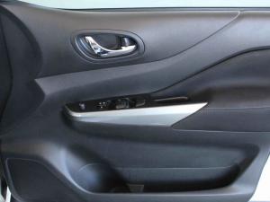 Nissan Navara 2.5DDTi double cab SE Plus auto - Image 35