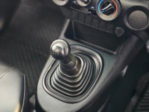 Toyota Hilux 2.0 chassis cab - Image 13