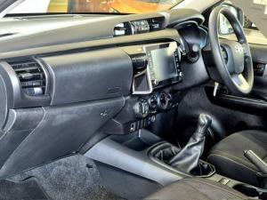Toyota Hilux 2.4GD-6 double cab 4x4 Raider manual - Image 14