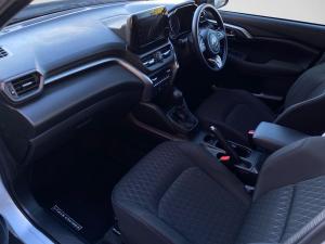 Toyota Urban Cruiser 1.5 XR manual - Image 7