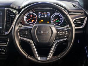 Isuzu D-Max 3.0TD double cab V-Cross 4x4 - Image 8