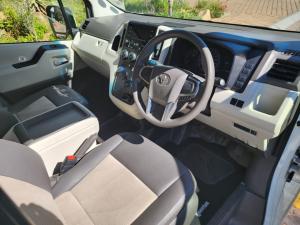 Toyota Quantum 2.8 LWB bus 11-seater GL - Image 7