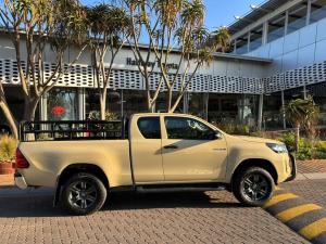 Toyota Hilux 2.4GD-6 Xtra cab Raider manual - Image 3