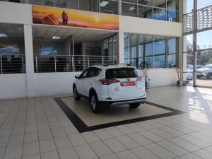 Toyota RAV4 2.2D-4D AWD VX - Image 10