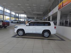 Toyota Land Cruiser 200 4.5D-4D V8 VX-R - Image 11