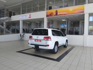 Toyota Land Cruiser 200 4.5D-4D V8 VX-R - Image 2