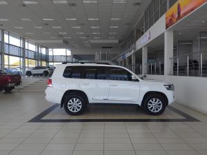 Toyota Land Cruiser 200 4.5D-4D V8 VX-R - Image 3