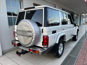 Toyota Land Cruiser 76 4.5D-4D V8 station wagon LX - Image 2