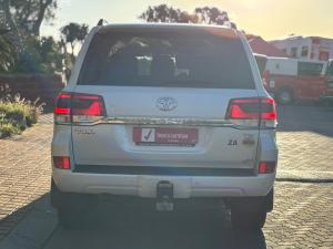 Toyota Land Cruiser 200 4.5D-4D V8 VX-R - Image 5