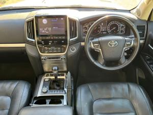 Toyota Land Cruiser 200 4.5D-4D V8 VX-R - Image 6