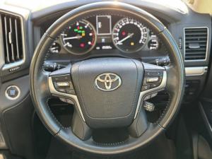 Toyota Land Cruiser 200 4.5D-4D V8 VX-R - Image 8