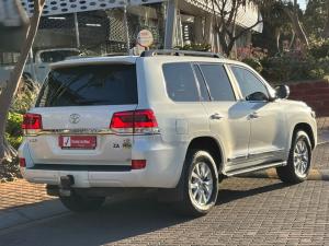 Toyota Land Cruiser 200 4.5D-4D V8 VX-R - Image 2