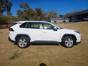 Toyota RAV4 2.0 GX auto - Image 3