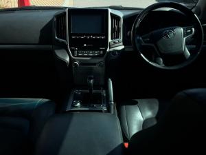 Toyota Land Cruiser 200 4.5D-4D V8 VX-R - Image 6