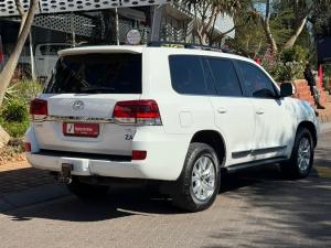 Toyota Land Cruiser 200 4.5D-4D V8 VX-R - Image 2