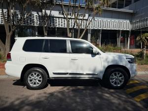 Toyota Land Cruiser 200 4.5D-4D V8 VX-R - Image 3