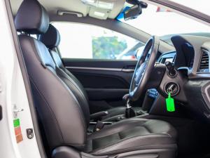 Hyundai Elantra 1.6 Executive - Image 14