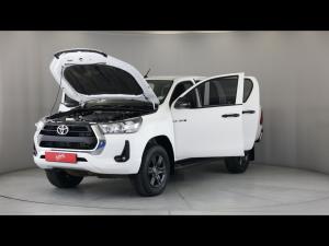 Toyota Hilux 2.4GD-6 double cab 4x4 Raider manual - Image 12