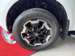 Nissan Navara 2.5DDTI LE/LE Plus 4X4 automatic D/C - Image 10