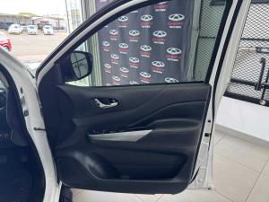 Nissan Navara 2.5DDTI LE/LE Plus 4X4 automatic D/C - Image 15