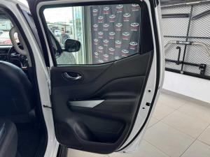 Nissan Navara 2.5DDTI LE/LE Plus 4X4 automatic D/C - Image 19