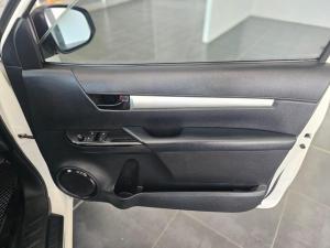 Toyota Hilux 2.0 chassis cab - Image 11