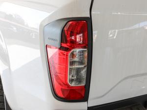 Nissan Navara 2.5DDTi double cab SE Plus auto - Image 9