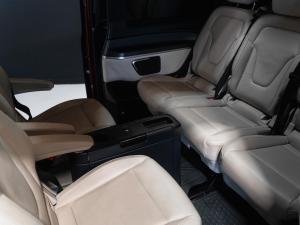 Mercedes-Benz V-Class V300d Avantgarde AMG Line - Image 11