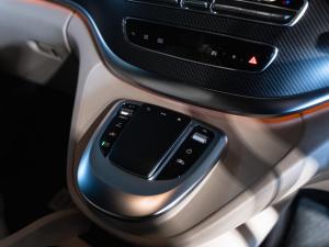 Mercedes-Benz V-Class V300d Avantgarde AMG Line - Image 17