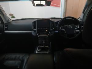 Toyota Land Cruiser 200 4.5D-4D V8 VX-R - Image 6