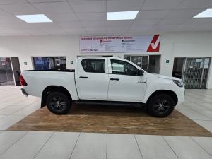 Toyota Hilux 2.4GD-6 double cab 4x4 Raider manual - Image 4
