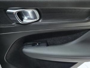 Volvo XC40 D4 AWD Momentum - Image 14