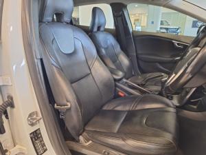 Volvo V40 Cross Country T4 Excel - Image 6