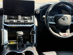 Toyota Land Cruiser 300 3.3D GR-Sport - Image 9