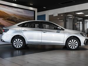 Volkswagen Polo sedan 1.6 Life manual - Image 9
