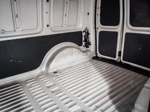 Volkswagen Caddy 2.0TDI crew bus - Image 11