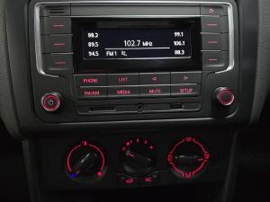Volkswagen Polo Vivo hatch 1.6 Comfortline auto - Image 2