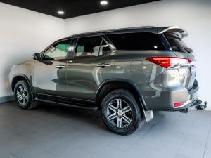Toyota Fortuner 2.4GD-6 manual - Image 6