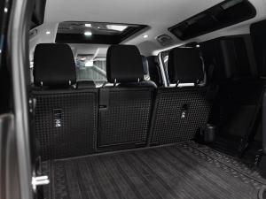 Land Rover Defender 110 D300 SE - Image 12