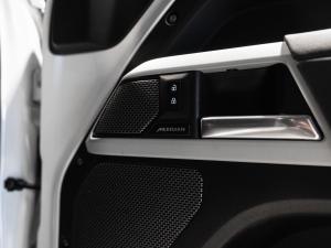 Land Rover Defender 110 D300 SE - Image 17