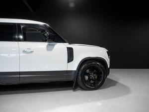 Land Rover Defender 110 D300 SE - Image 19