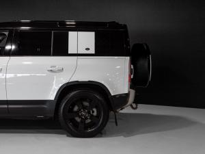Land Rover Defender 110 D300 SE - Image 20