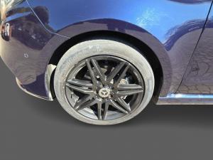 Mercedes-Benz V-Class V300d Avantgarde AMG Line - Image 16